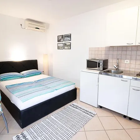 Dujmovic With Terrace Apartment *